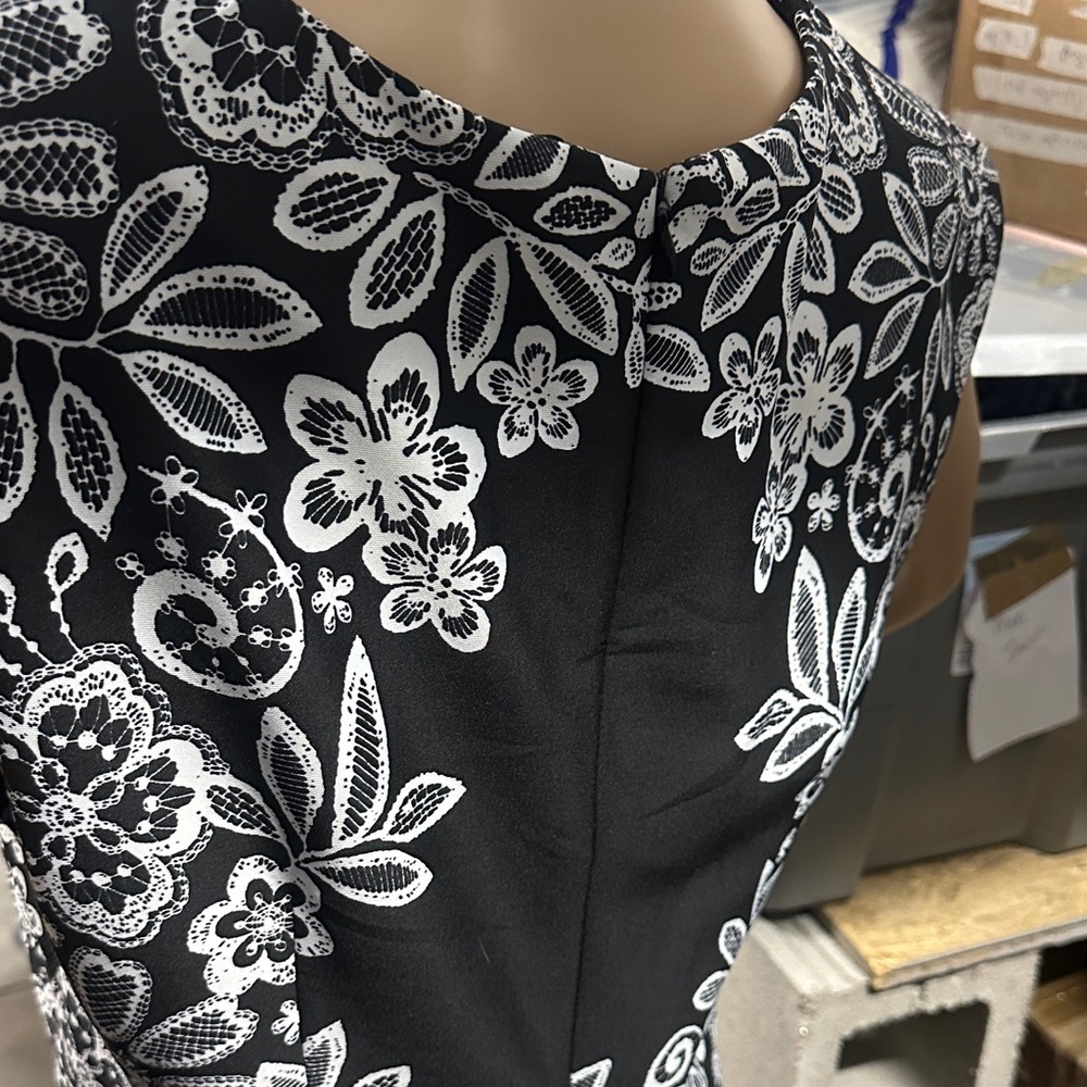 R&K Black and White Floral sleeveless scoop neck  back zip up Midi Dress size 12 - Picture 4 of 7